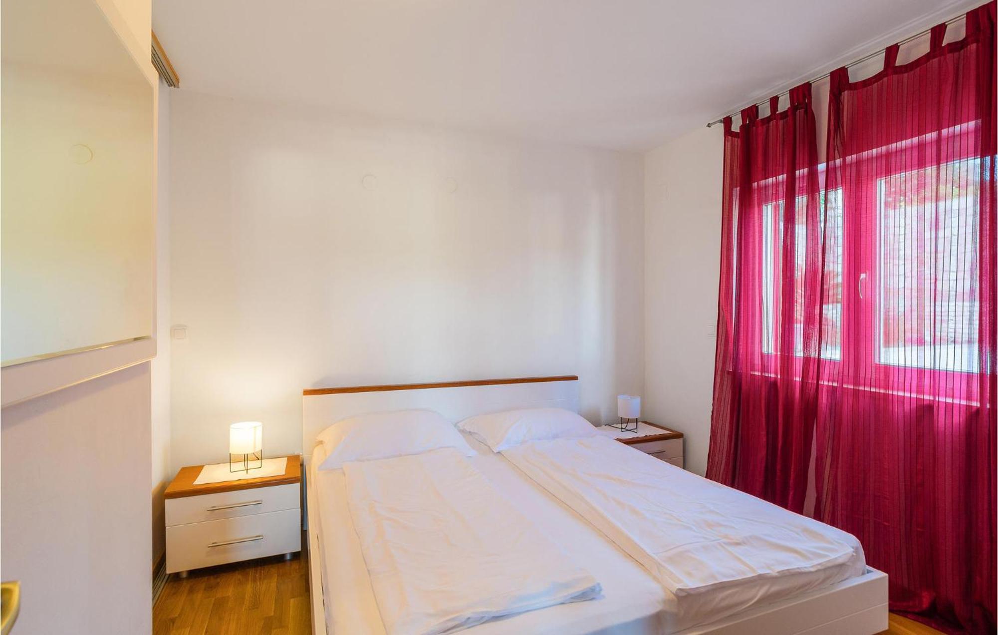 Nice Home In Postira With Outdoor Swimming Pool Ngoại thất bức ảnh